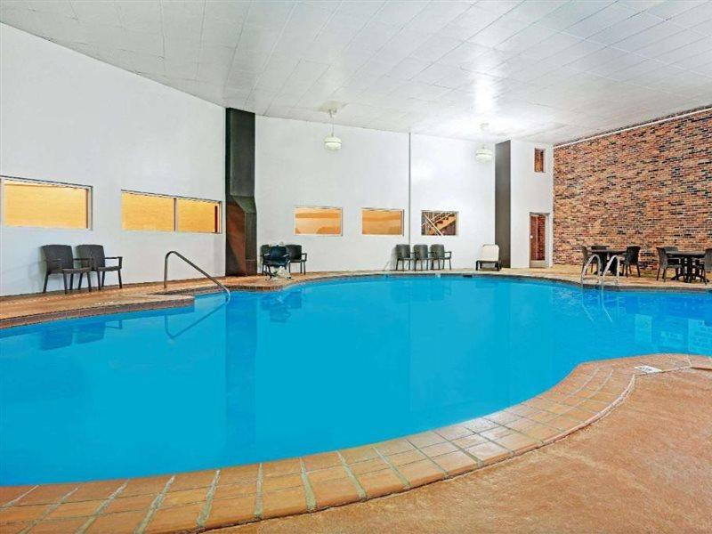 Days Inn By Wyndham Bloomington West מראה חיצוני תמונה