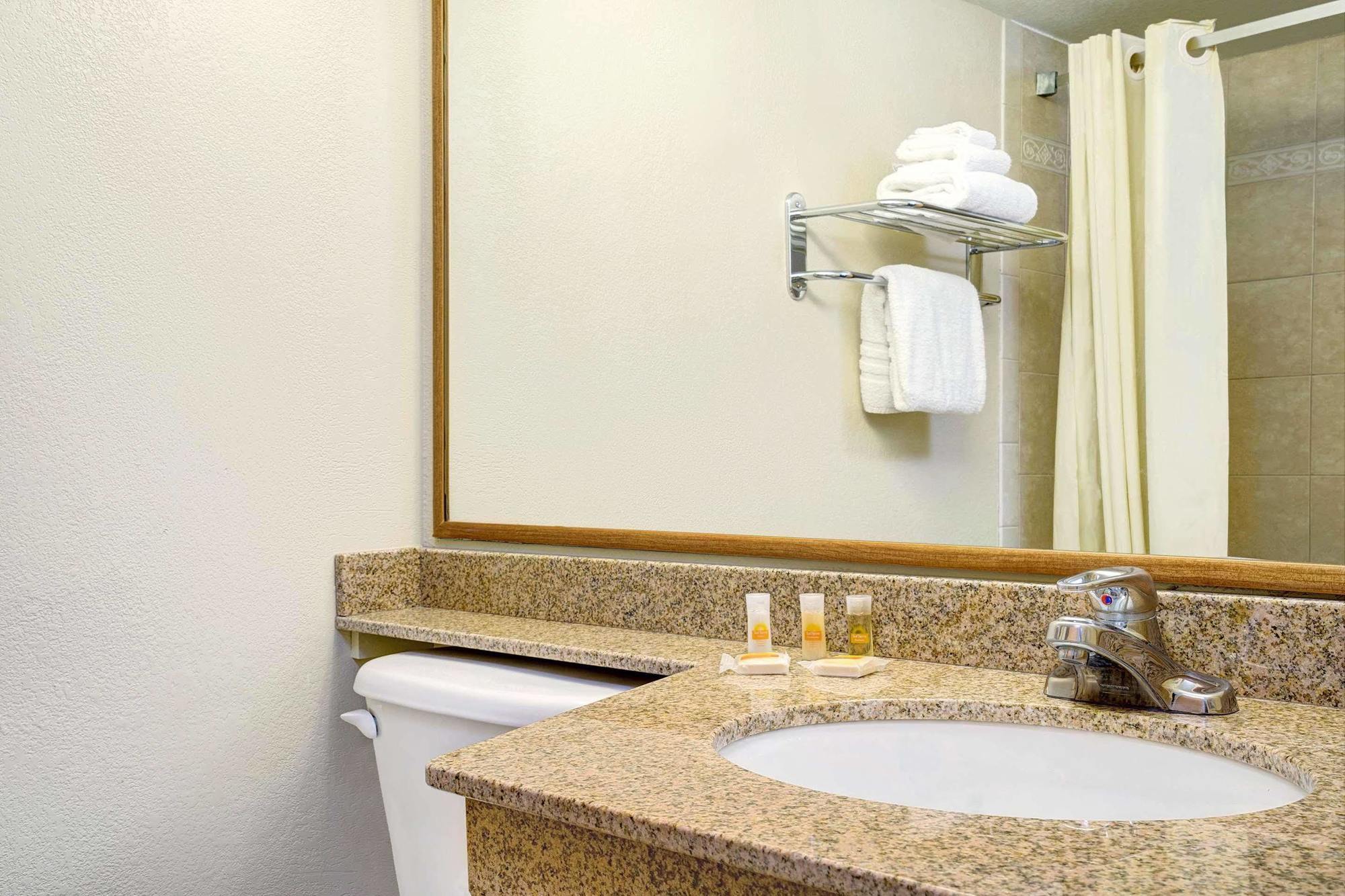 Days Inn By Wyndham Bloomington West מראה חיצוני תמונה